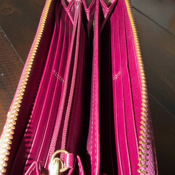 COACH ACCORDION ZIP WALLET IN CROC EMBOSSED LEATHER - Picture 3 of 8